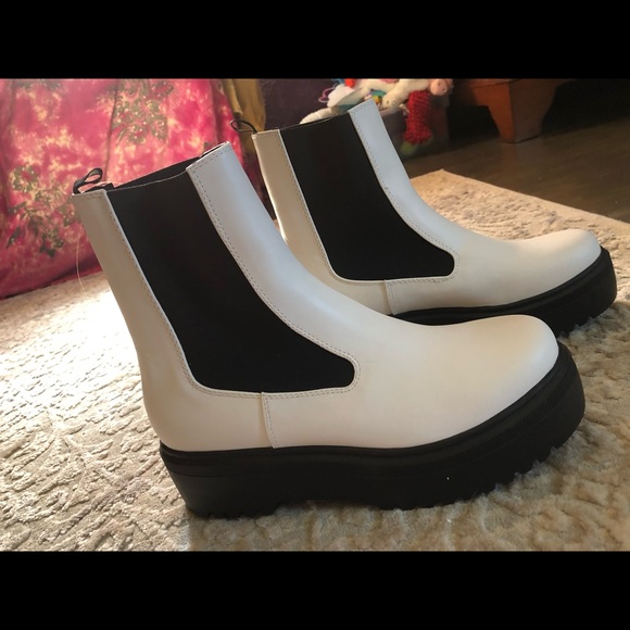Soda Shoes - Chelsea white platform boots size 10 new